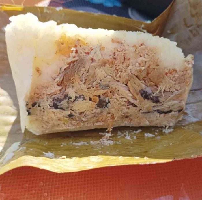 Nasi Gegog dengan lauk tongkol dan parutan kelapa yang dibumbui dan dikukus (dokpri)