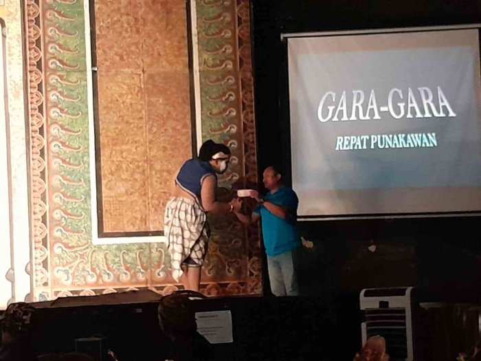 Penonton memberikan saweran (dokpri)