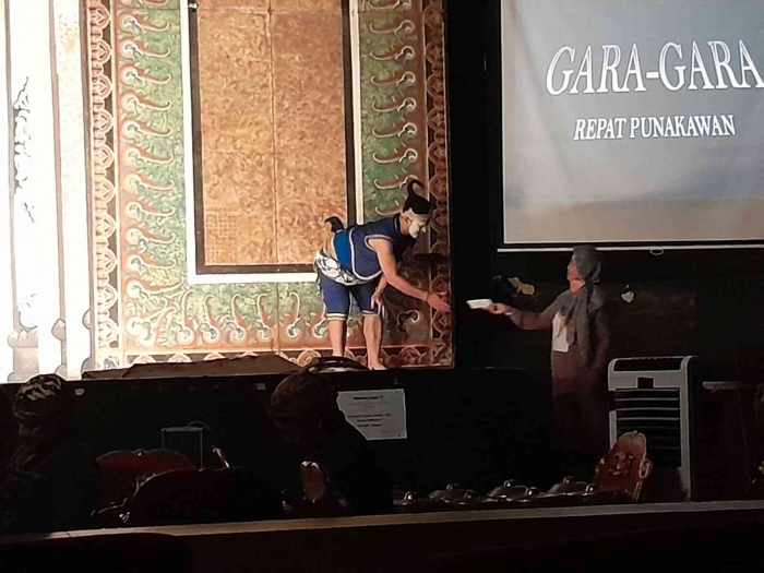 Penonton wanita menyerahkan saweran (dokpri)