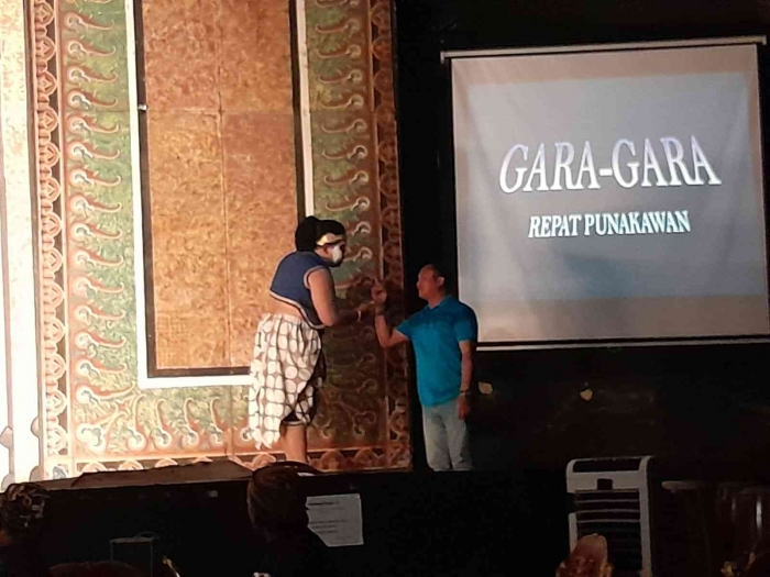 Penonton menyerahkan saweran (dokpri)