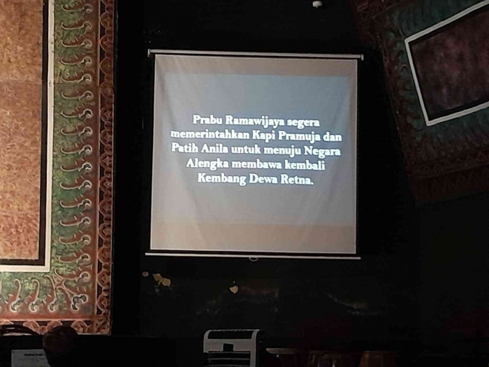 Deskripsi cerita di kiri pangung (dokpri)