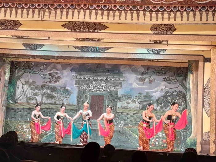 Para dayang bersuka ria di taman (dokpri)