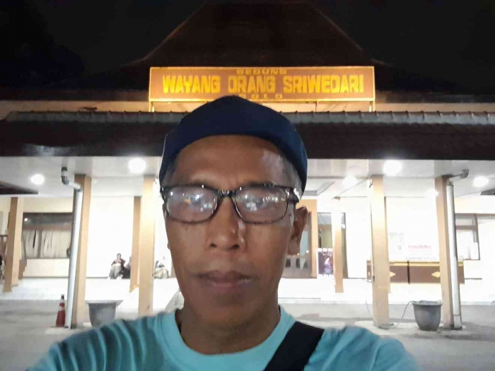 Berswafoto di depan gedung WO Sriwedari (dokpri)