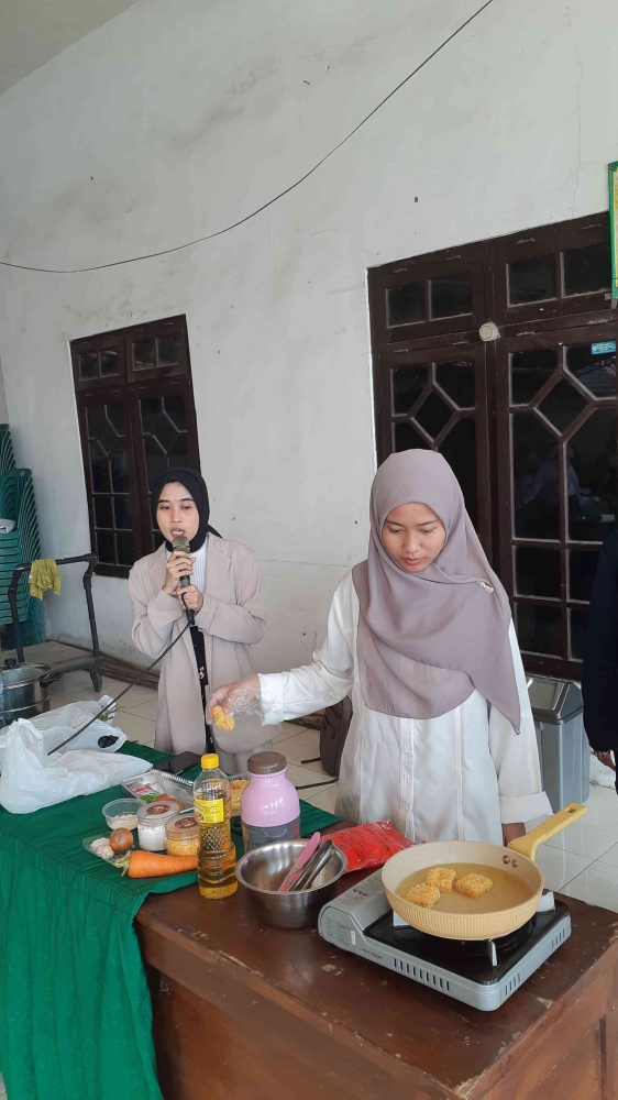 Demonstrasi Ahli Gizi dalam Pembuatan Nuget Ikan Bandeng dan Daun Kelor/dokpri