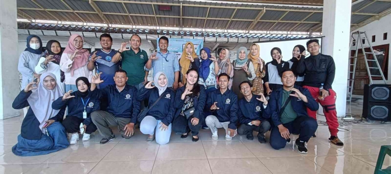 Foto Bersama Mahasiswa KKN, Pelaku UMKM dan Narasumber/dokpri