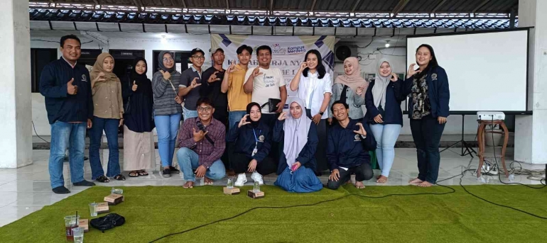 Foto Bersama Narasumber dan Remaja di Lingkung Desa Cerme Lor/dokpri