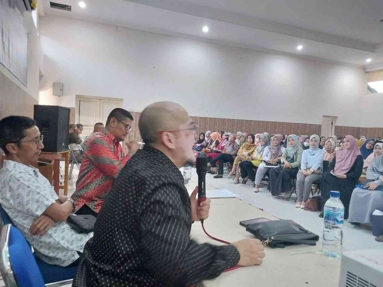 Komite sekolah adalah jembatan sinergi antara orang tua & guru dalam membangun karakter & prestasi siswa melalui program parenting. | Foto: Smansa Cjr