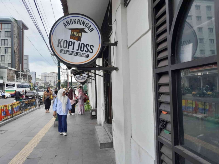 Trotoar cukup lebar di Slasar Malioboro (dokpri)