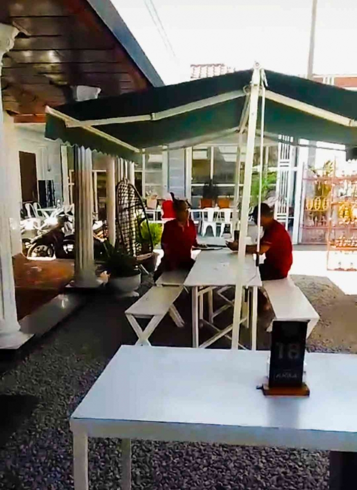 Suasana di rujak Nyampleng, nyaman dan homy(dokpri)