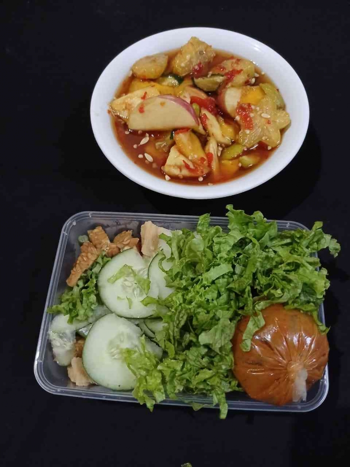 Rujak buah dan gado-gado, menu Andalan rujak Nyampleng (dokpri)
