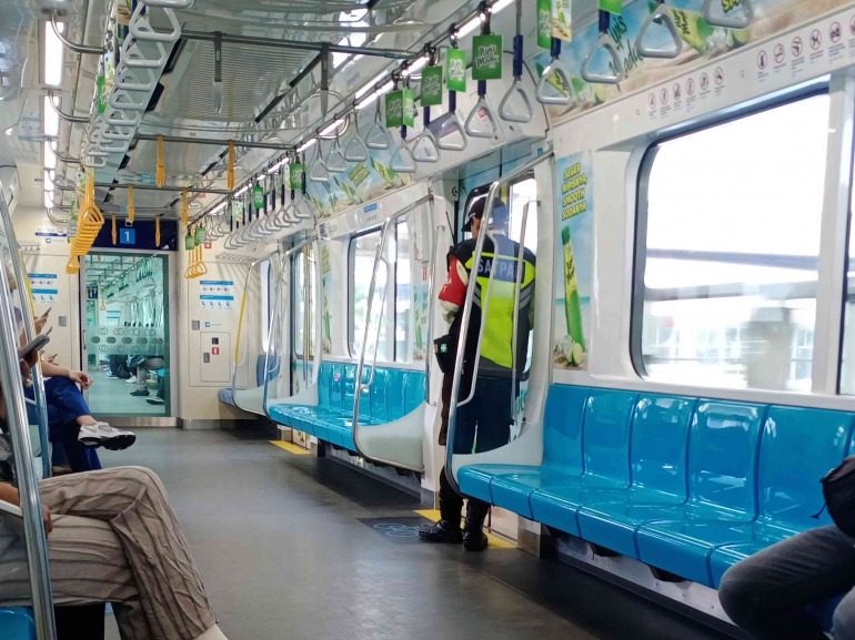 Gambar ini digunakan untuk memberikan gambar mrt jakarta daru dalam Foto suasana di dalam kereta MRT Jakarta yang dimana menjadi pilihan nyaman untuk mobilitas sehari-hari