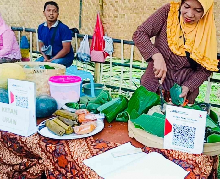 Stand jajan pasar di pasar tradisional Desa wisata Kare. Desa wisata berbasis digital (dokpri)