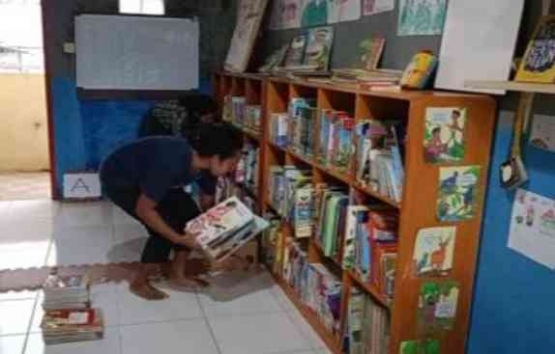 Alin Burdam sedang mengeluarkan buku (sumber: pribadi)