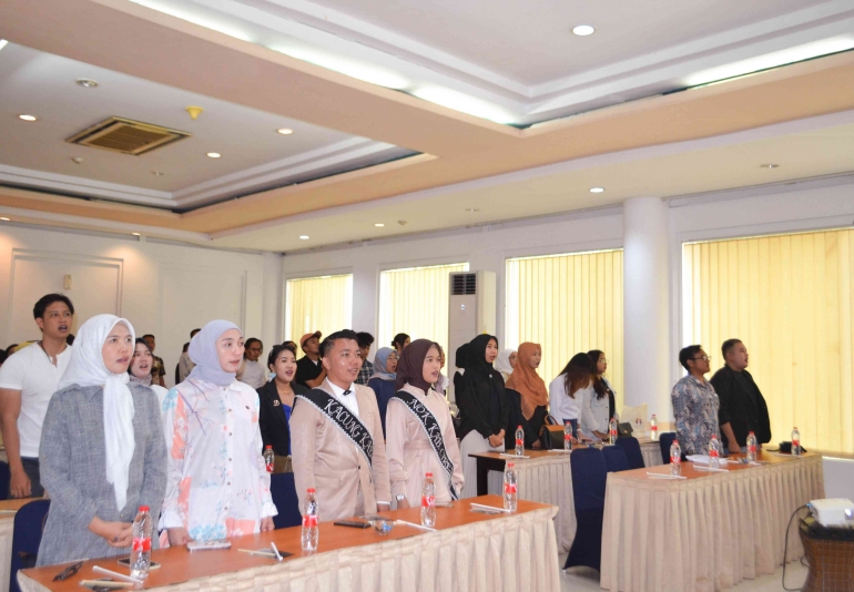 K3C berdiri menyanyikan lagu Indonesia raya dan Jingle KPU Kabupaten Cirebon katon bebarengan foto : mang Ib