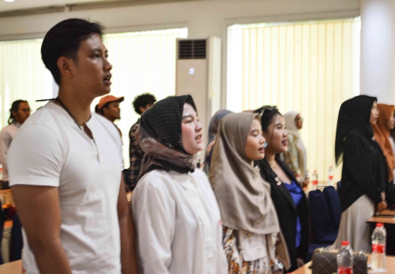 K3C berdiri menyanyikan lagu Indonesia raya dan Jingle KPU Kabupaten Cirebon katon bebarengan foto : mang Ib