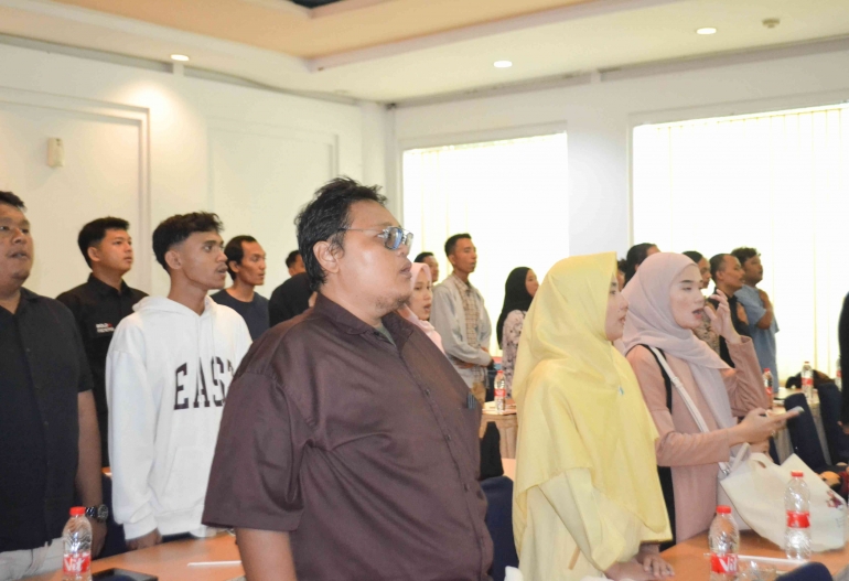 K3C berdiri menyanyikan lagu Indonesia raya dan Jingle KPU Kabupaten Cirebon katon bebarengan foto : mang Ib