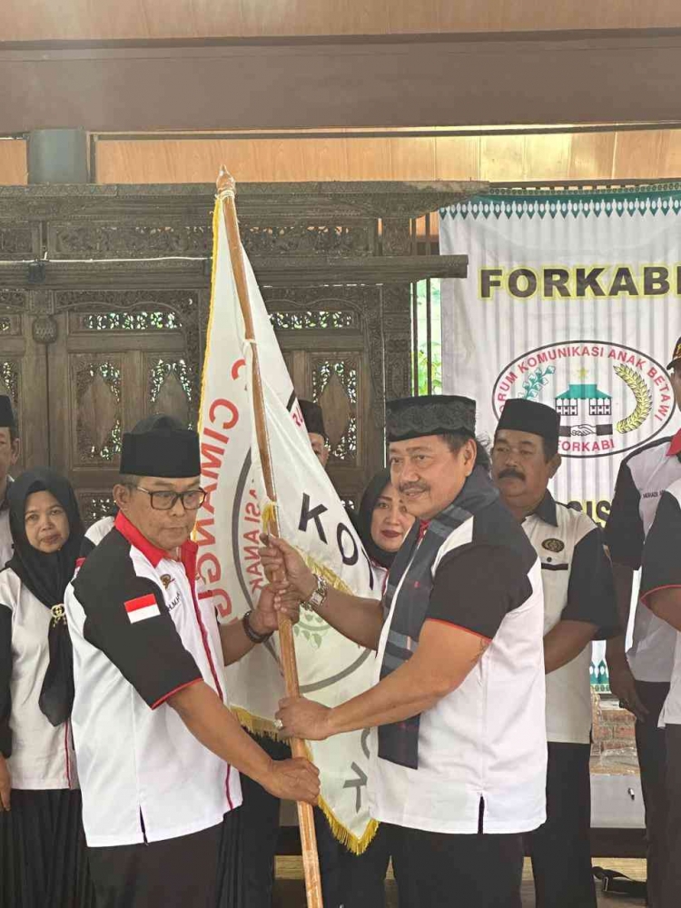 Kiri Kong Ucin, menerima bendera FORKABI. Dokumen pribadi.