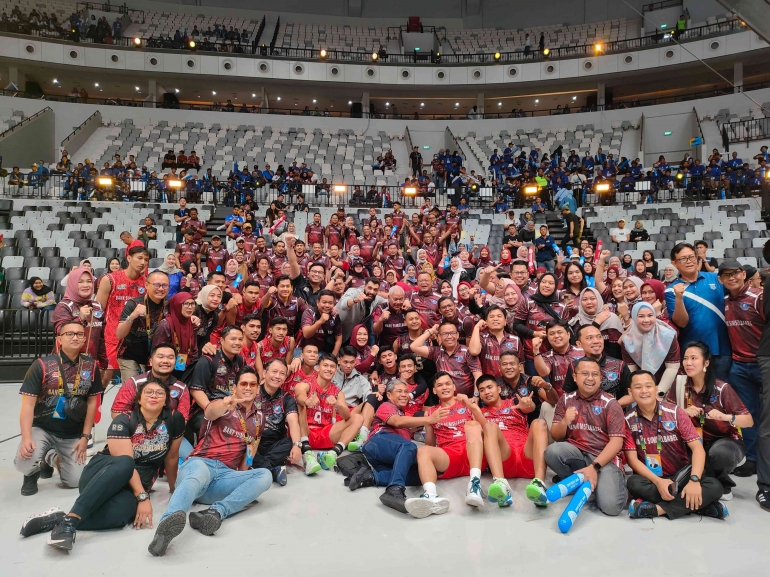 Skuad Palembang Bank Sumsel Babel merayakan keberhasilan raih peringkat 3 Proliga 2024. (Dokumentasi pribadi)