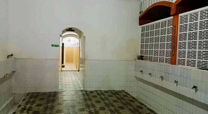 Tempat wudhu nya luas dan bersih dengan toilet yang banyak, berjumlah puluhan (dokpri)