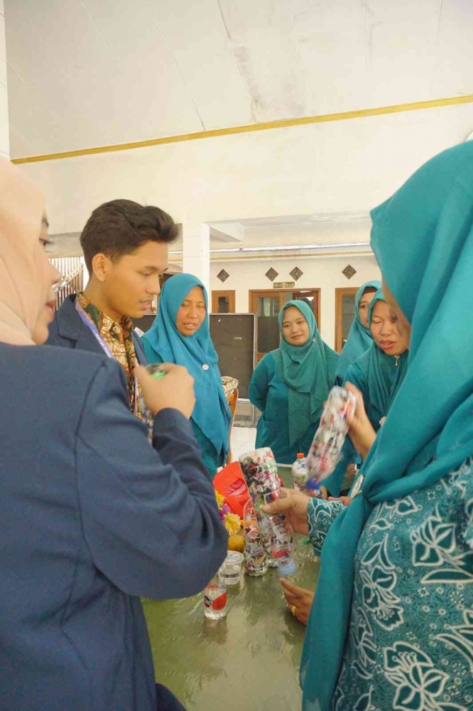 Praktik pembuatan Ecobrick