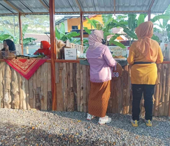 Lapak-lapak kuliner di taman wisata Ngrowo Bening Edupark Kota Madiun (dokpri)