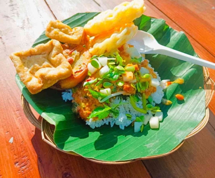 Sego pecel lauk kerupuk 6 ribu. Lezat dan yummi jadi menu sarapan (dokpri)