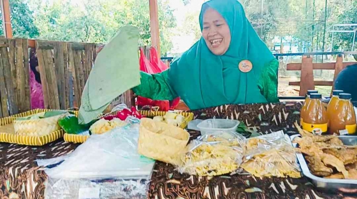 Sawut, tape singkong, jajanan di pasar seni dan kuliner Ngrowo Bening Edupark Kota Madiun (dokpri)