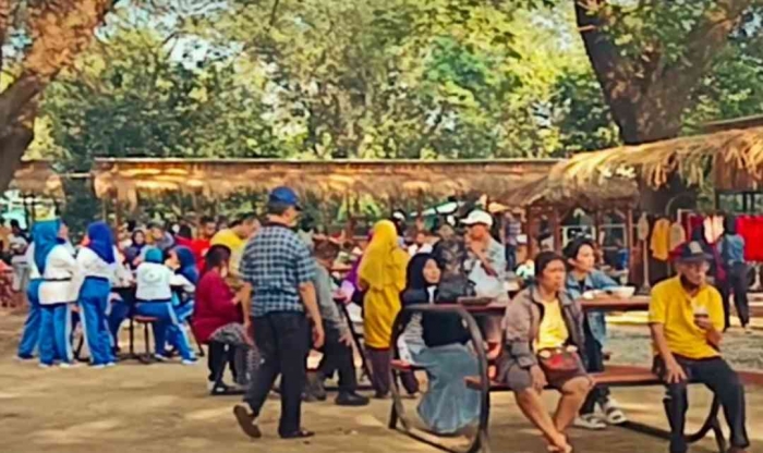 Pengunjung menikmati kuliner dalam Rancak Gamelan dan Tari Bali di Ngrowo Bening Edupark Kota Madiun(dokpri)