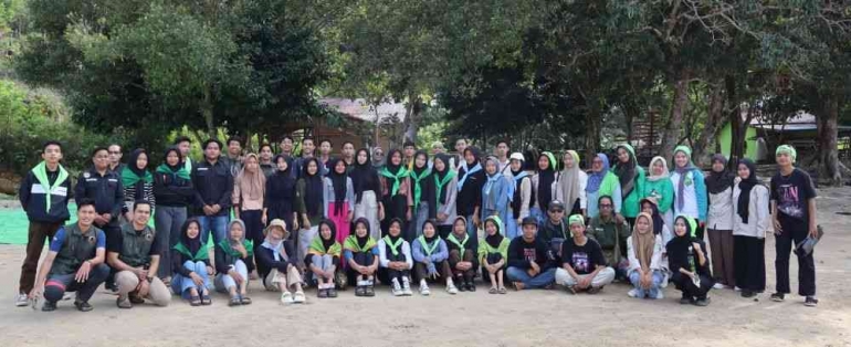 Semua peserta yang mengikuti aksi peduli sampah, dalam rangka Memperingati Hari Tanpa Kantong Plastik Sedunia. (Foto dok. Mahendra/Yayasan Palung).