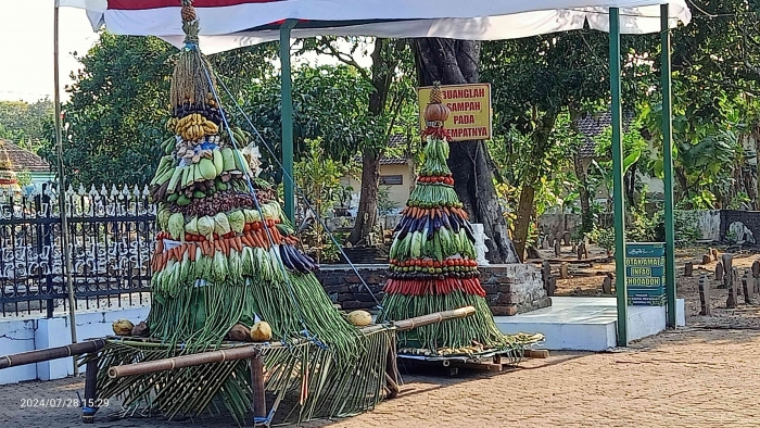 Gunungan hasil bumi di area pemakaman Reksogati. Foto dokpri/Sri RD