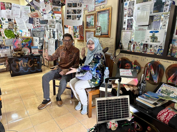 (Sumber pribadi) Foto visiting Prof. Aishah dari Universiti Teknologi Malaysia (UTM) di Elim Advanced Technology (EAT) Lab.