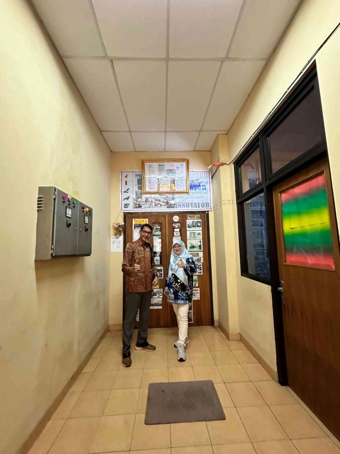 (Sumber pribadi) Prof. Aishah dan Prof. Elim di EAT Lab.