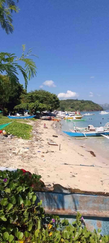 Potret Pantai Pede Yang Dipenuhi Oleh Sampah dan Perahu yang tak beraturan (dokumentasi Pribadi)