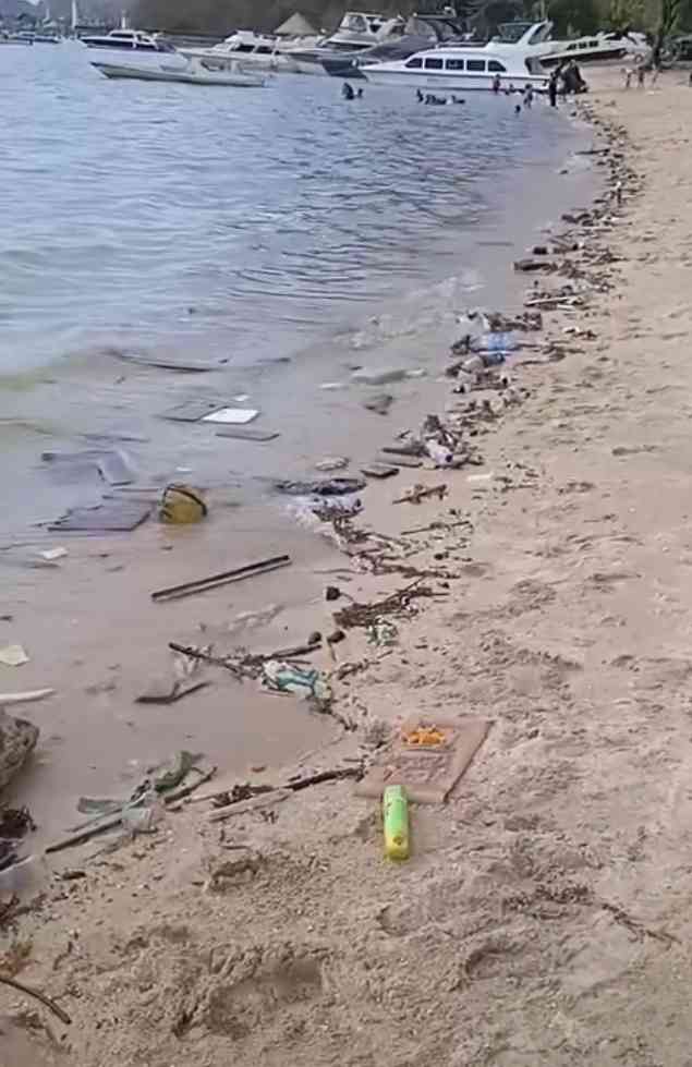 Potret sampah-sampah yang bertebaran di sepanjang garis pantai Pede, Labuan Bajo-NTT (dokumentasi Pribadi)