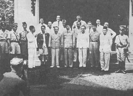 foto bersama setelah pelantikan Kabinet 2 September 1945, sumber gambar: ANRI