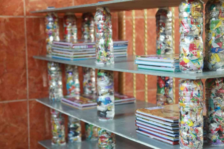 Rak Buku dari Ecobrick