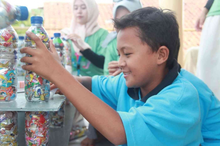 Proses Pembuatan Rak Buku dari Ecobrick