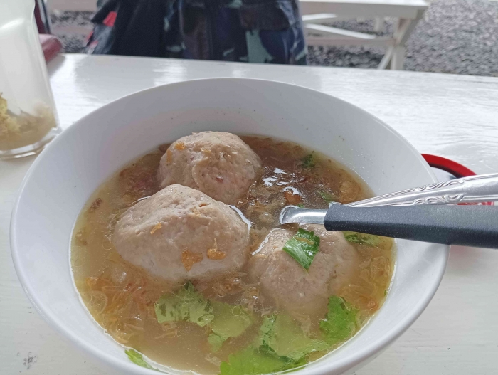 Bakso jumbo berisi telur ayam utuh, cuma 15 ribu isi 3 biji(dokpri)