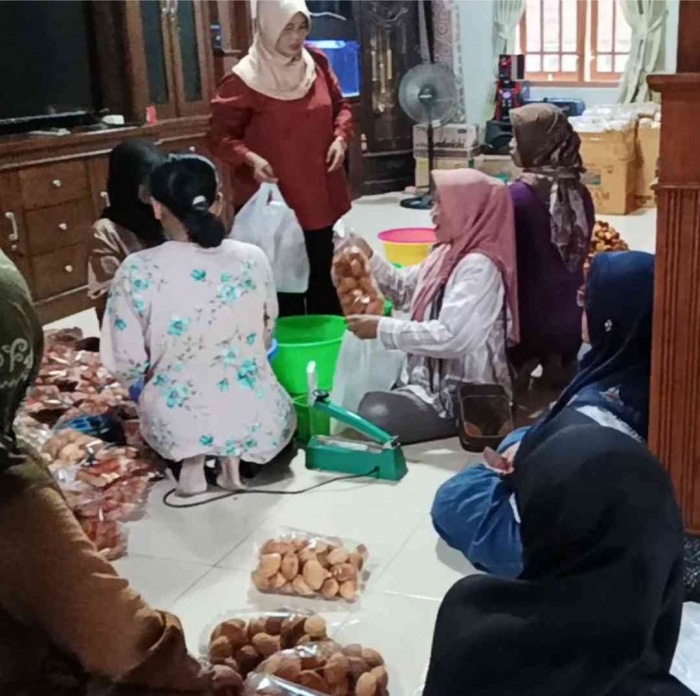 Proses pengemasan bolu Magetan yang legend(dokpri)