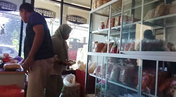 Toko tempat pemasaran bolu Magetan bersama oleh-oleh khas Magetan lainnya(dokpri)