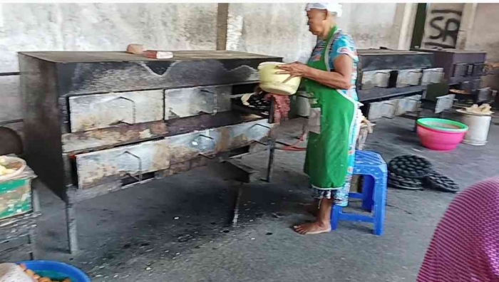 Memasukkan adonan dalam loyang cetakan dan pemanggangan bolu Magetan (dokpri)