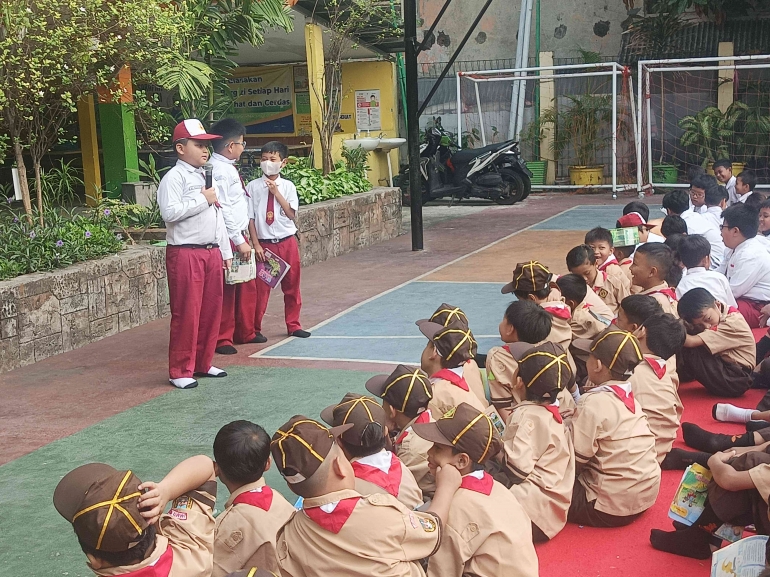Siswa menceritakan isi buku (Dokpri)