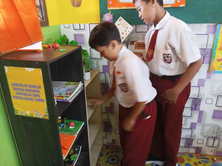 Siswa memanfaatkan pojok baca kelas (dokpri)