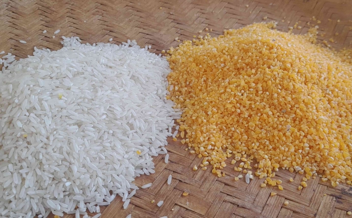 Beras jagung kuning dan beras padi bisa dicampur dan ditanak bersamaan (dok foto: Greg Nafanu)