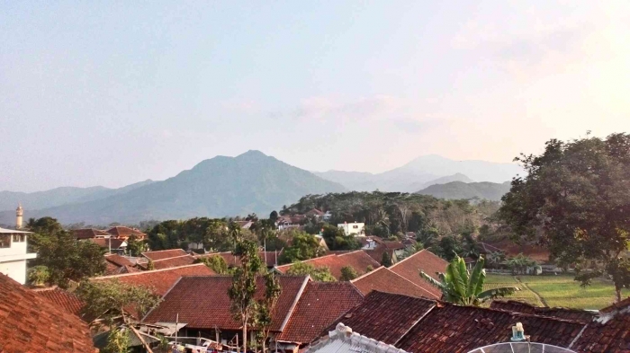 Pemandangan belakang rumah saya menghadap desa Cupunagara terhalang kabut (dokpri)