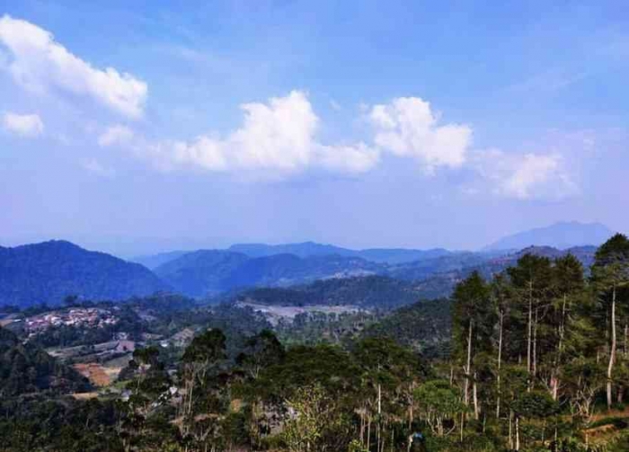rumah saya berjarak 17km dari desa Cupunagara ini kelihatan jauh di lembah sana (wisata.subang.co.id)