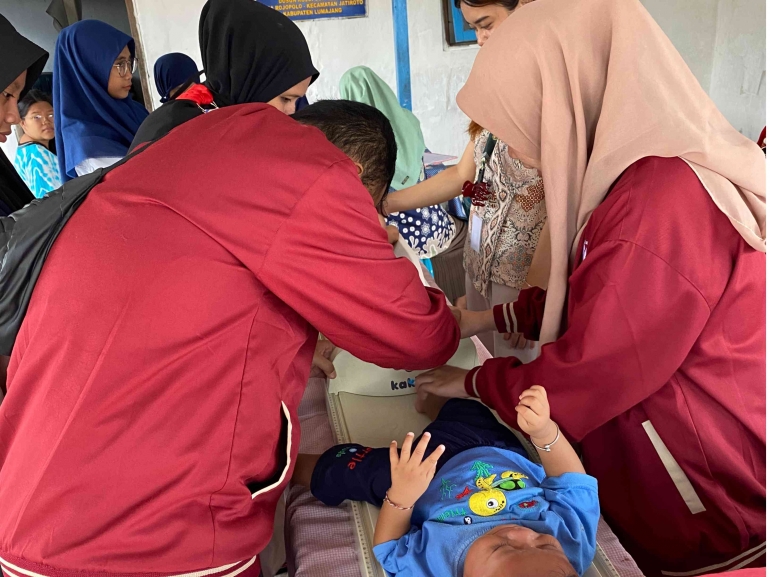 pengukuran berat badan dan tinggi badan anak di Posyandu Persil/dokpri
