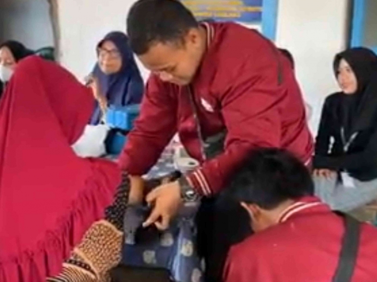 Pengukuran tensi darah pada lansia di Posyandu Persil/dokpri
