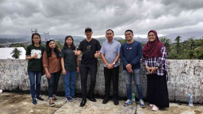 (Sumber pribadi) Menikmati pemandangan Kota Ambon Manise dari Lab Open air, lantai 4, Jurusan Fisika, FST-UNPATTI