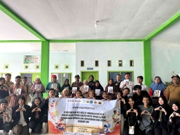 Dokumentasi foto bersama saat program pojok literasi melukis hari pertama di Balai Desa Jetis, Curahdami, Bondowoso, sumber: dokumentasi pribadi.
